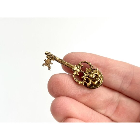 Key Shaped Antique Inspired Gold Toned Vintage Costume Jewelry Brooch - Picture 4 of 9